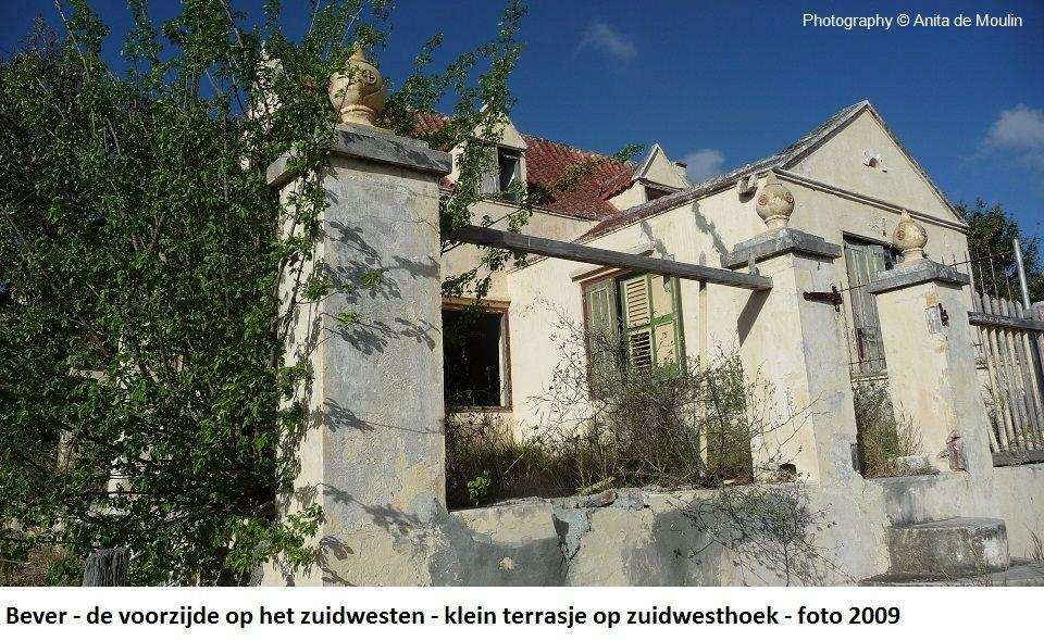 11. Bever de voorzijde op het zuidwesten met terrasje 2009